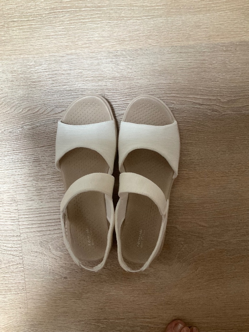 Bzees white sandals size 9.5.